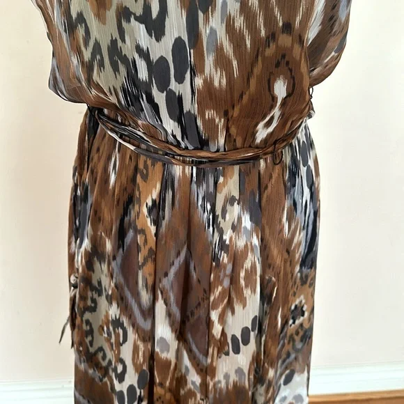 Addressing woman lined sleeveless dress. - Picture 3 of 8